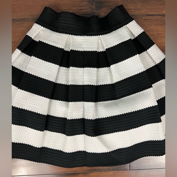 NWT - Express Striped Structured Stretch Pouf Skater Skirt - Size XS - Picture 6 of 8